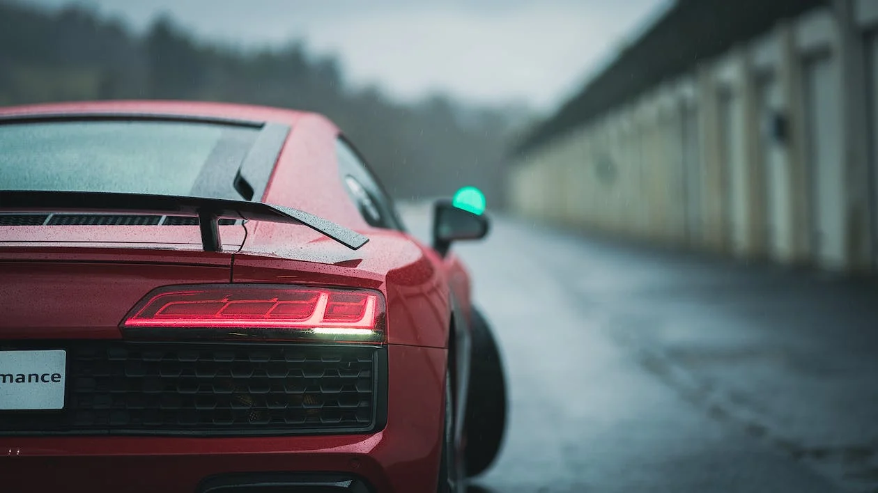 Elevando o Estilo e Desempenho do Audi A4: Spoiler em Carbono na AudiShopSC